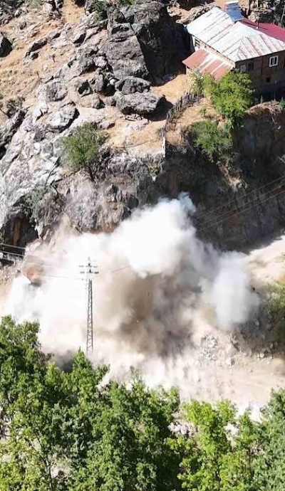 Feke'de kazalara sebep olan viraj dinamitle yıkıldı