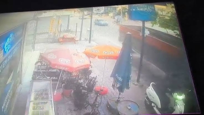 Ceyhan'da Traktör Römorku Kaldırımda 2 Kişiye Çarptı