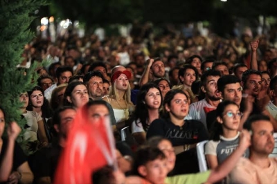 Vatandaşlar dev ekranda Filenin Sultanları'nı destekledi