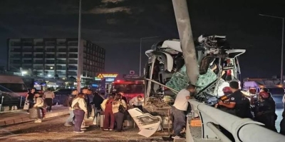 Hatay'dan Giresun'a giden otobüs Adana'da yön tabelası direğine çarptı: 11 yaralı