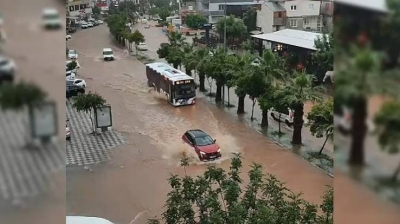 Adana'da sağanak ve fırtına hasara yol açtı