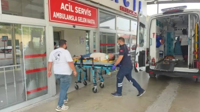 Kozan'da motosiklet ile otomobil çarpıştı, sürücü ve eşi yaralandı