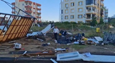 Karataş'ta hortum konteyneri parçaladı