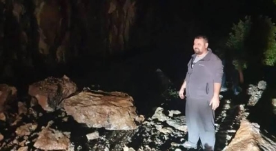 Feke'de kayaların düştüğü yol kapandı Feke'de kayaların düştüğü yol kapandı