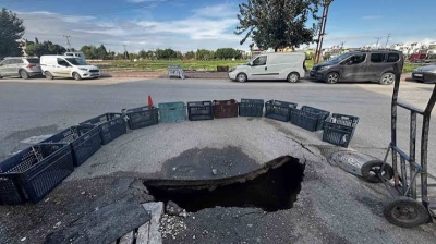 Yüreğir'de Yol Çöktü, Esnaf Kendi Önlemini Aldı